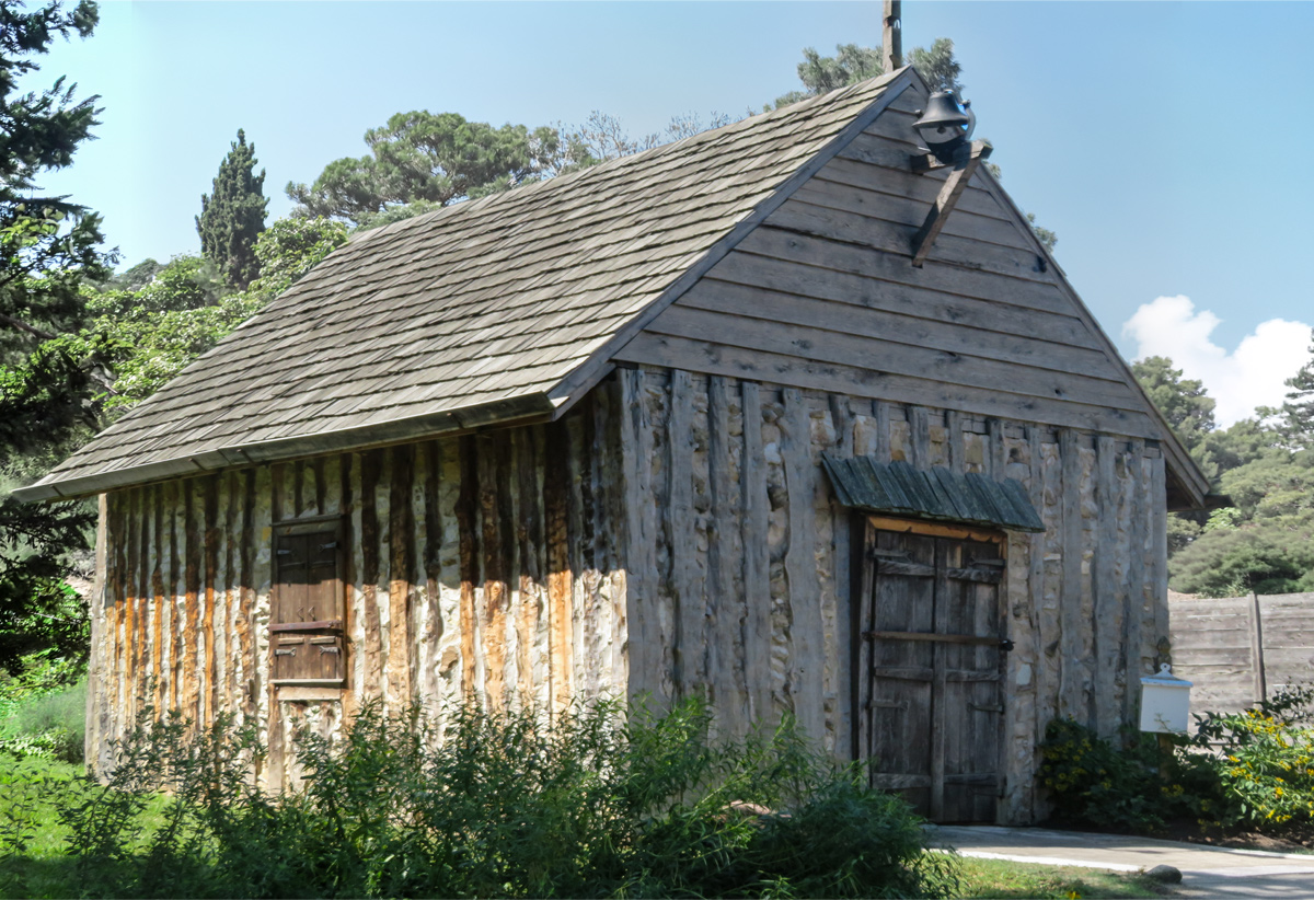 Small cabin in historic St. Charles with vertical logs