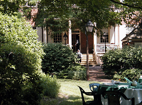 City Tavern garden: an early American building hosting a bushy garden