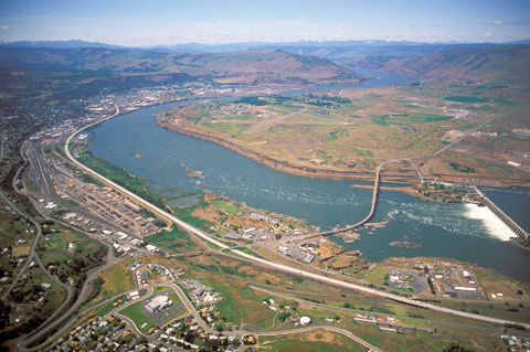 Aerial photo of the Dalles dam crossing the Columbia River