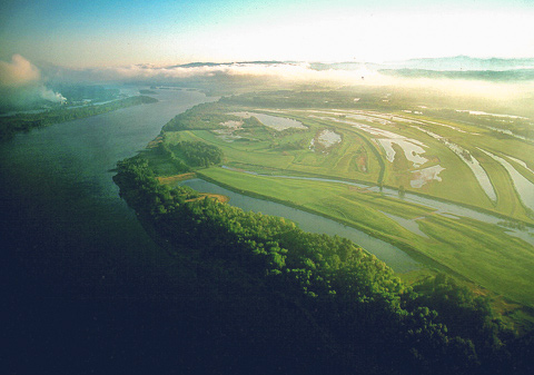 interactive aerial photo of a wide river and wetlands of Ridgefield NWR