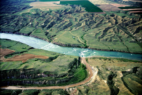 Interactive aerial photo of the muddy Belt entering the Missouri